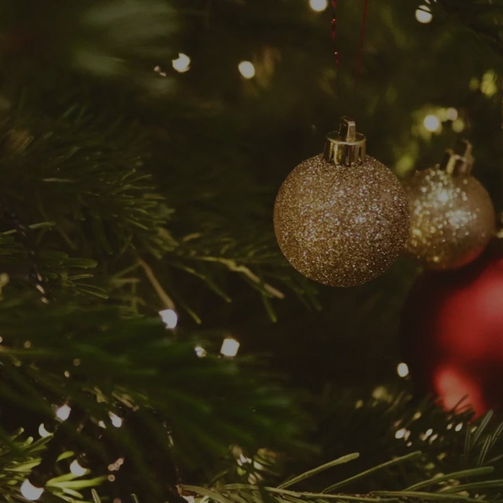 Christbaum und Weihnachtskugeln