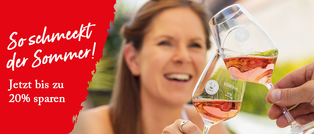 Summer-Feeling Anstoßen mit kühlem Glas Rosé an einem angenehmen Sommerabend